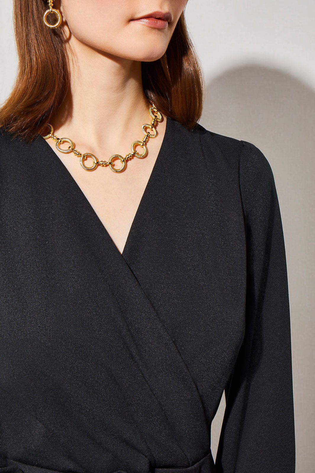 Gold Ribbed Circle Link Short Necklace