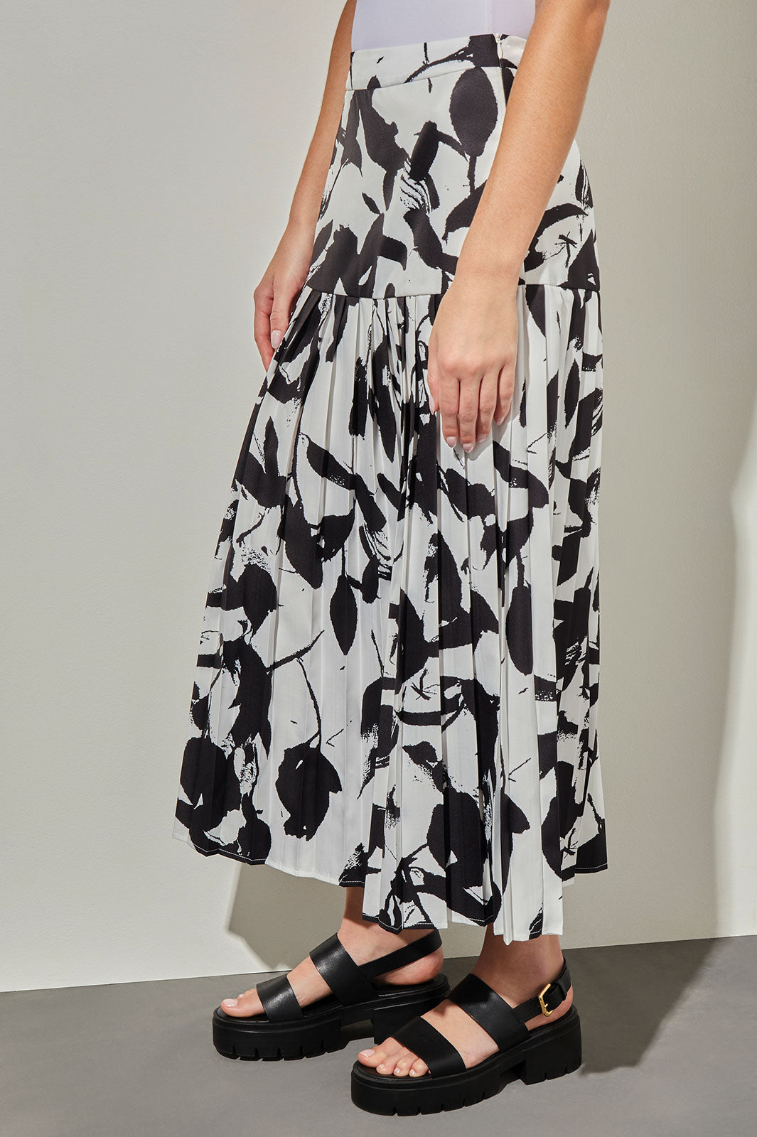 Floral maxi skirt black and white best sale